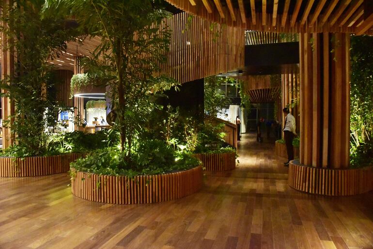 La nueva casa matriz de ueno bank se asemeja a un bosque, con cuatro niveles que integran la naturaleza en su diseño.