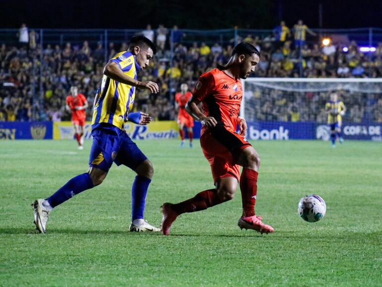 Diego Duarte (d), jugador de Nacional, domina la pelota en un partido frente a Sportivo Luqueño por la fecha 16 del torneo Clausura 2024 del fútbol paraguayo en el estadio Conmebol, en Luque.