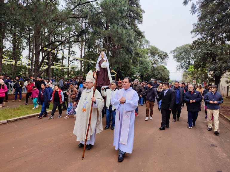 Una multitud participó de la procesión con la imagen de la Virgen del Carmen. La banda de músicos del Comisoe acompaño la ceremonia.