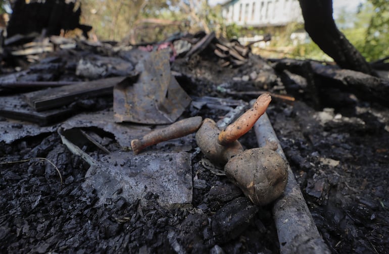 Una muñeca cubierta de barro se ve entre los escombros de un edificio de viviendas tras un ataque con drones en Kiev, Ucrania.