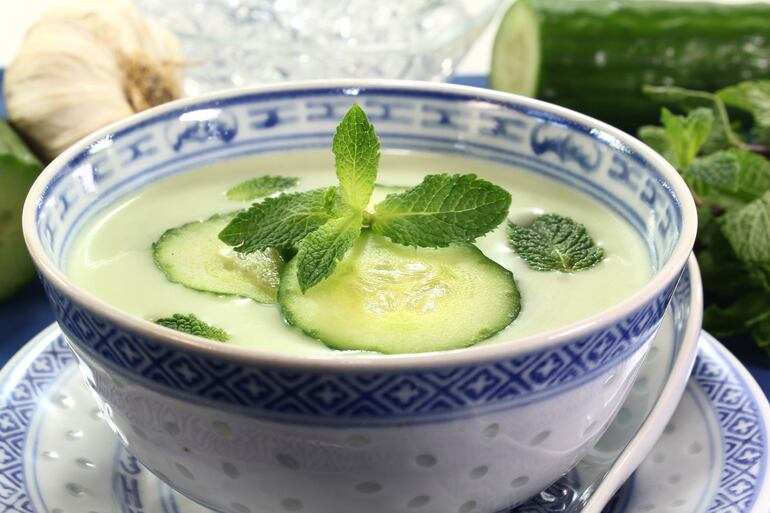 Sopa fría de yogur y pepino.