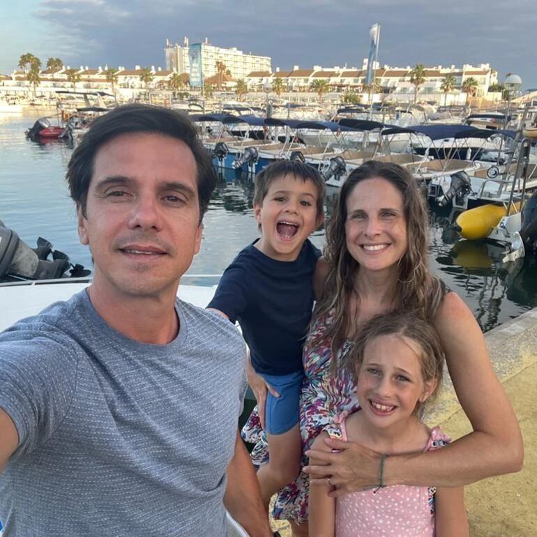 ¡Felices los cuatro! Javier Omella, Lory Anderson y los peques Felipe y Martina posan sonrientes en sus recientes vacaciones en España. (Instagram/Lory Anderson)