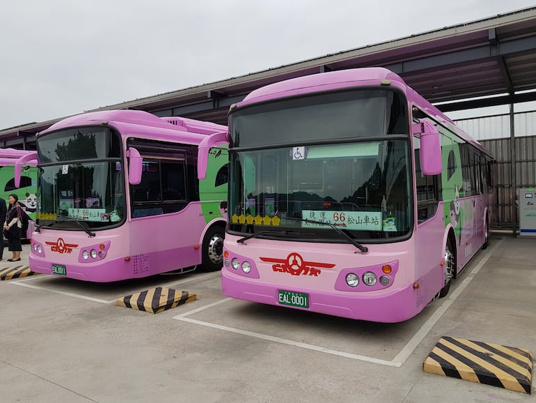 Buses eléctricos de la empresa RAC, del grupo Mobiletron Company, al servicio de una línea de transporte público en Taipéi. La empresa tiene interés en ensamblar unidades como estas en Paraguay.