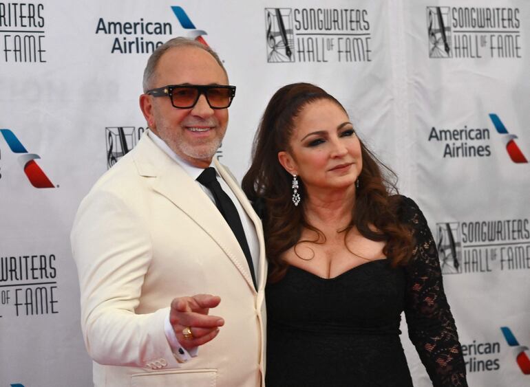 Gloria Estefan junto a su esposo Emilio Estefan. (ANGELA WEISS / AFP)