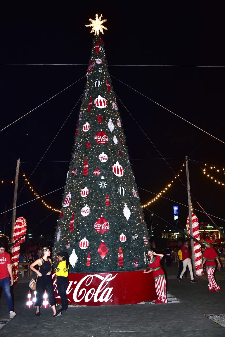 Un hermoso arbolito de Navidad fue montado en el espacio IDESA, por Coca-Cola.