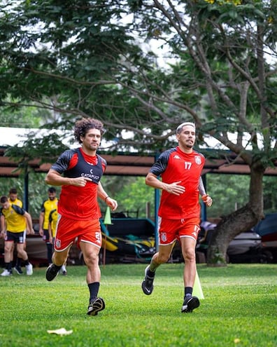 Blas Cáceres (izq., 34) y Jorge Mendoza (35) aportan jerarquía al  plantel “militar”.