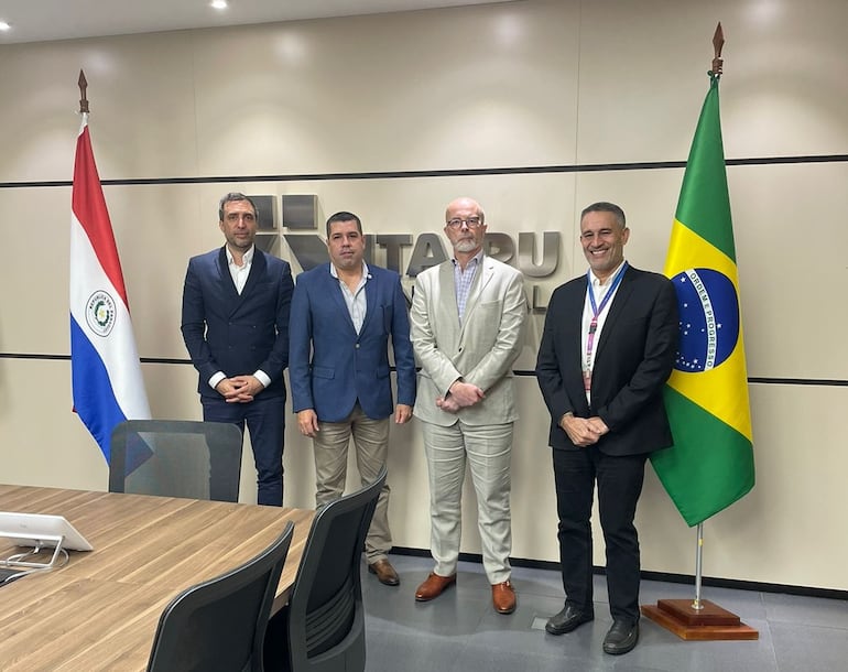 Ramin Navai, Fabián Domínguez, Jonathan Knott y José Bogarín, en la sede de la Itaipú Binacional.