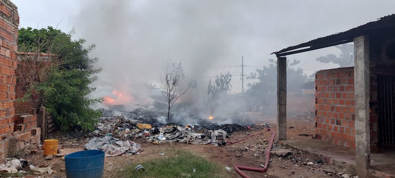 Incendio en el barrio Tablada ocurrió en un predio de reciclaje.