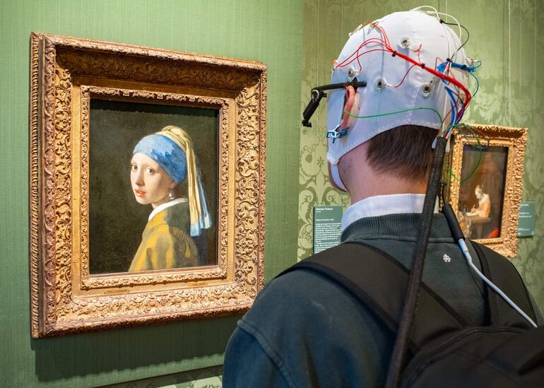 Observar en el museo la pintura original 'La joven de la perla', de Johannes Vermeer, sigue un patrón de bucle, produce una reacción emocional diez veces más fuerte que ver una reproducción de la misma, y activa fuertemente la precuña, la parte del cerebro involucrada en la conciencia, la reflexión y los recuerdos personales. Los resultados de una investigación neurocientífica presentados hoy por el Mauritshuis de La Haya evidencian que el cerebro se activa de una forma distinta, más "poderosa y positiva", cuando se está ante una pintura real, que frente a una copia. Un electroencefalograma (EEG) permitió ver que la reacción es hasta diez veces más fuerte cuando se observa una obra original.