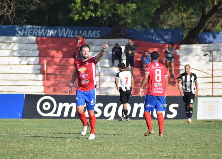 Marcos González festeja, el triunfo del "Librero" sobre Deportivo Santaní luego del pitazo de Dionicio Cristaldo. (Foto: APF)