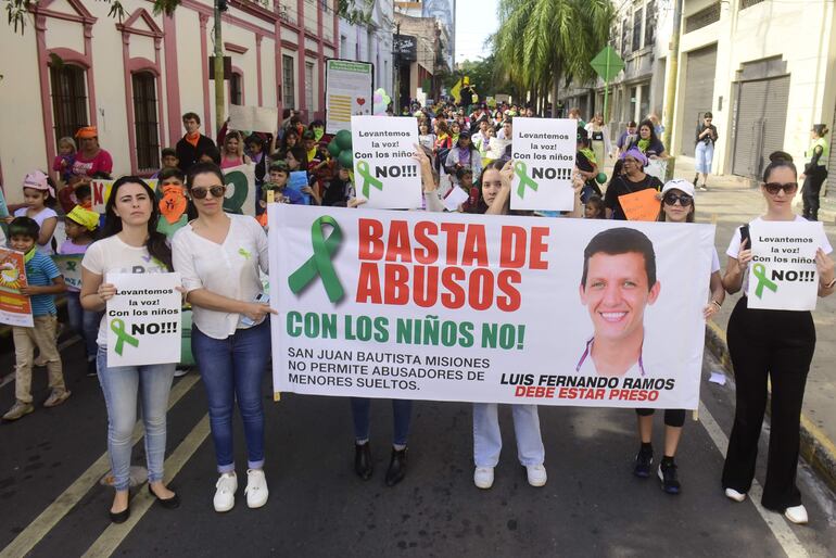 Durante la marcha que dijo no a que asuman como autoridades personas procesadas por abuso sexual en niños, hubo pancartas contra Luis Fernando Ramos, electo concejal departamental en Misiones. 