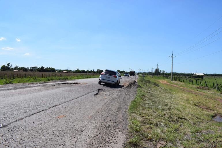 Los conductores arriesgan sus vidas al circular por la desastrosa ruta PY01.