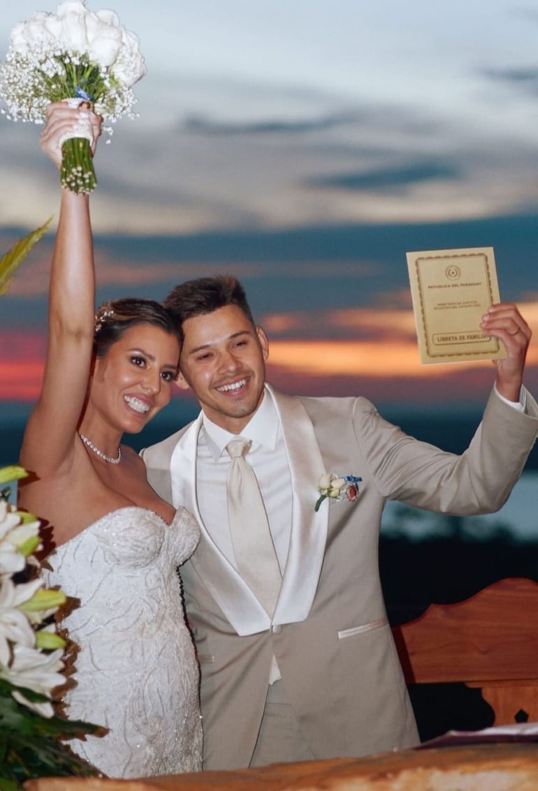 ¡Felices! Los recién casados Jani González y Óscar Romero. (Captura de la historia de Instagram de Jani González)