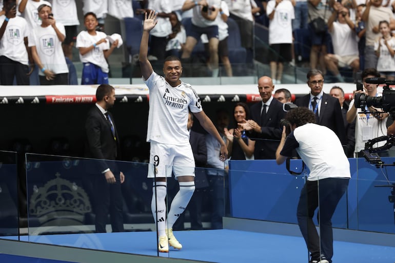 El francés Kylian Mbappé en la presentación como jugador del Real Madrid en el estadio Santiago Bernabéu, en Madrid, España. 