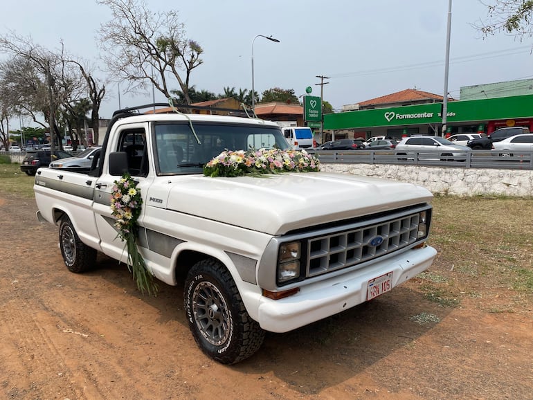 camioneta Ford F-100 adornada con flores,  como parte del homenaje especial en honor a la Virgen del Rosario.