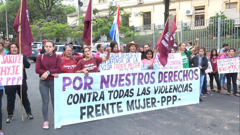 Mujeres reclaman falta de acceso a la salud pública y gratuita frente al Ministerio de Salud.