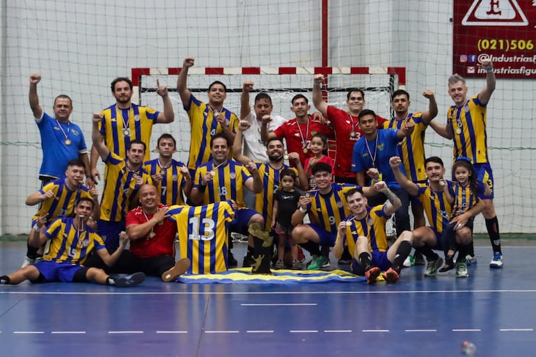 Plantel de Luque Handball, que domina el balonmano masculino desde hace un tiempo. A pesar de las sugerencias “interesadas” se disputó el juego final y los auriazules batieron a Olimpia.