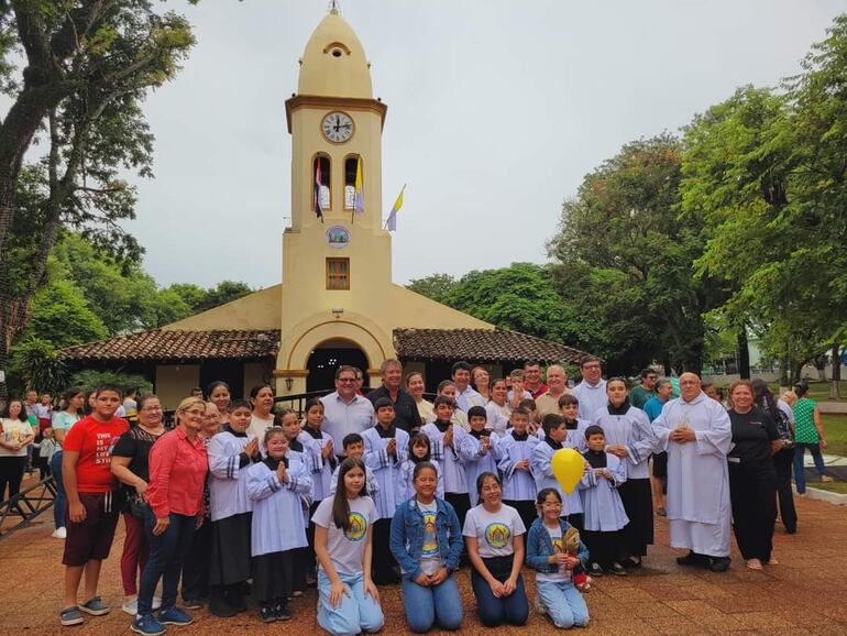 Ayer inció el novenario y los pobladores participaron de la misa afuera del templo.