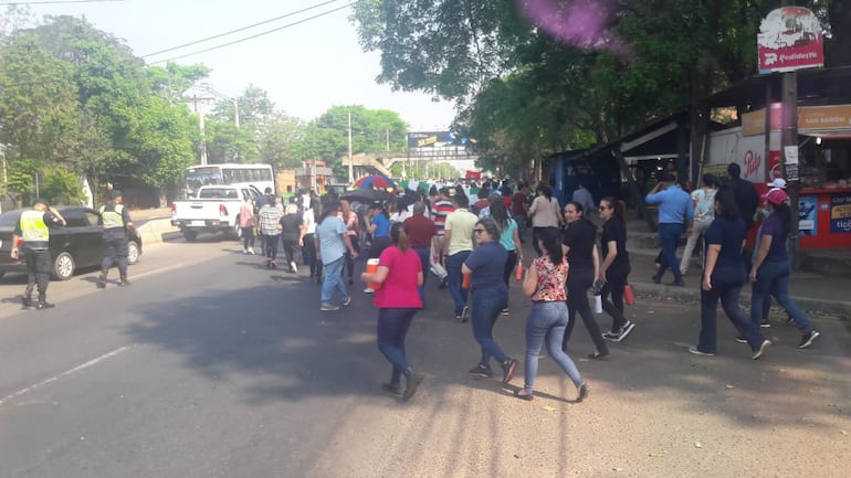 Movilización de funcionarios y docentes de la UNA cerrando media calzada frente a la sede central de la UNA sobre la ruta Mariscal Estigarribia frente a uno de los accesos.