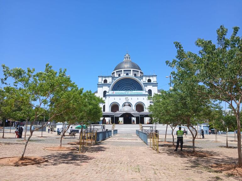 Preparan la basilica de Caacupé para recibir a una importante cantidad de feligreses.