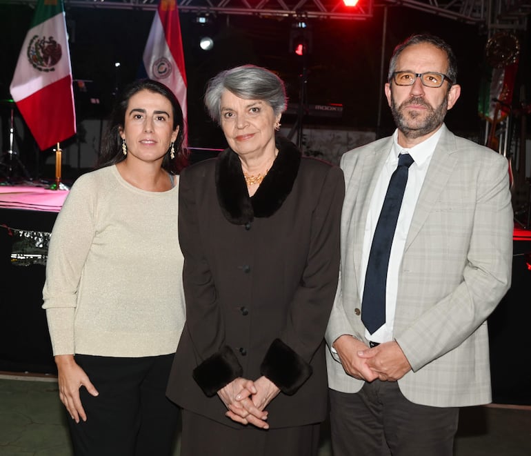 Carmen Castiella Ruiz de Velasco, embajadora de España en Paraguay, Milda Rivarola y  Rafael Ruipérez.