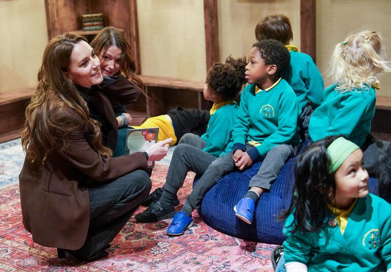 La princesa de Gales, Kate Middleton sentada con los niños de la escuela primaria All Souls CE en la National Portrait Gallery.