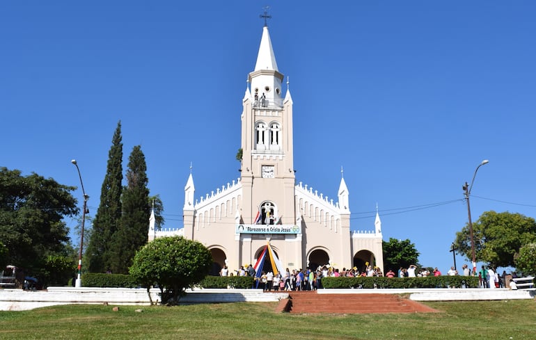 La iglesia parroquial de la Virgen de la Candelaria de la ciudad de Areguá es una de las opciones para visitar.