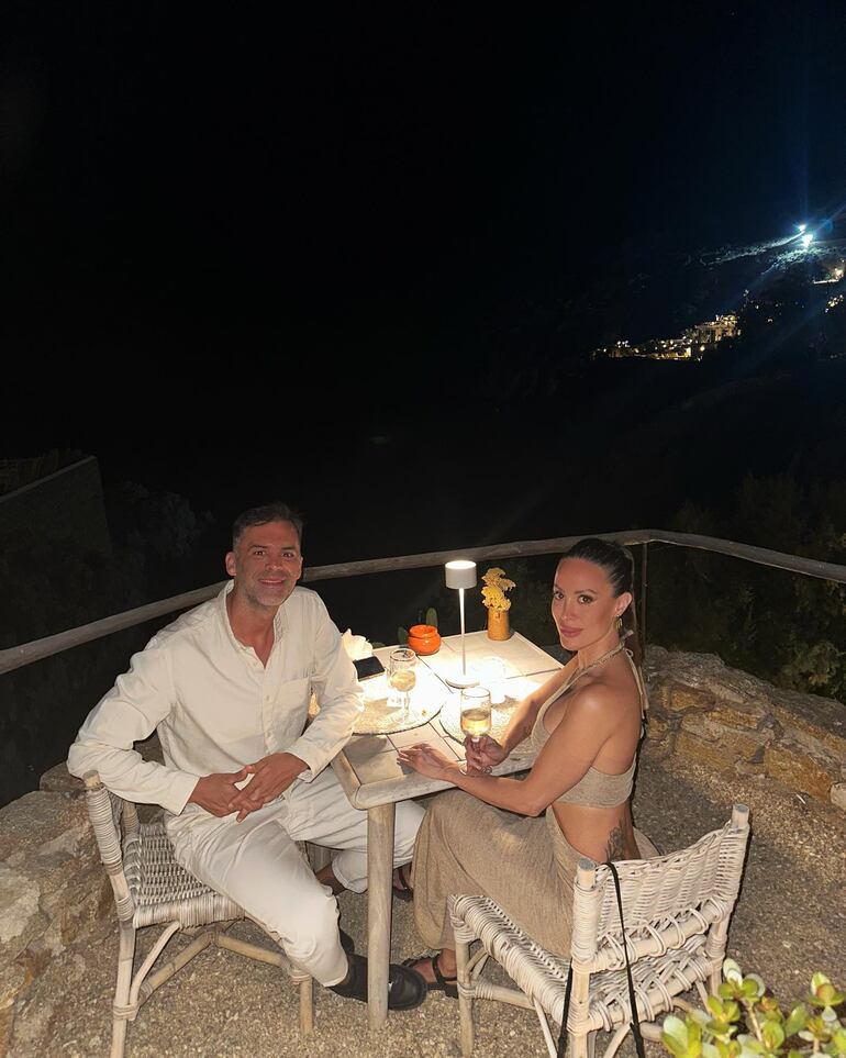 ¡Románticos! Diego Viveros y Patty Orué cenando en Mykonos, Grecia. (Instagram/Patty Orué)