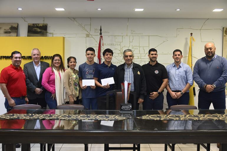 Dirigentes, pilotos y familiares, posan tras el acto de entrega del importante apoyo.