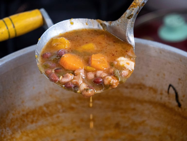 Detalle de un guiso jopará que mezcla poroto con locro y verduras, así como carnes. Se comió este martes en todos los hogares del Paraguay.