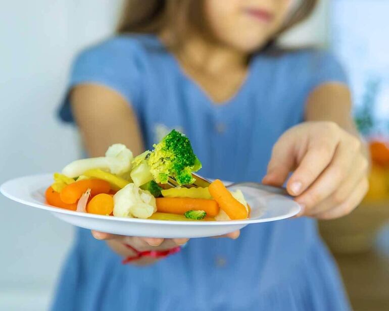 Es importante que para que los niños y niñas coman más verduras los padres les den el ejemplo. La persistencia y los elogios también ayudan.