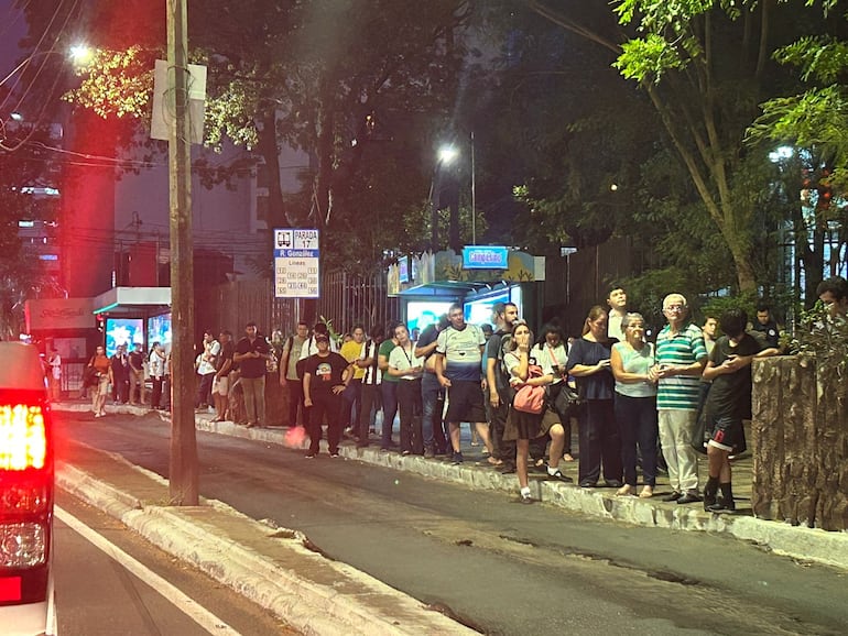 La gente debe soportar largas esperas por los colectivos en las paradas, una situación que padecen hace meses,  se denunció.