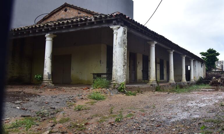 Segun vecinos, había corrido la versión de que la casa sería demolida un domingo para no llamar la atención, por lo que alertaron. La casa data del 1.900.