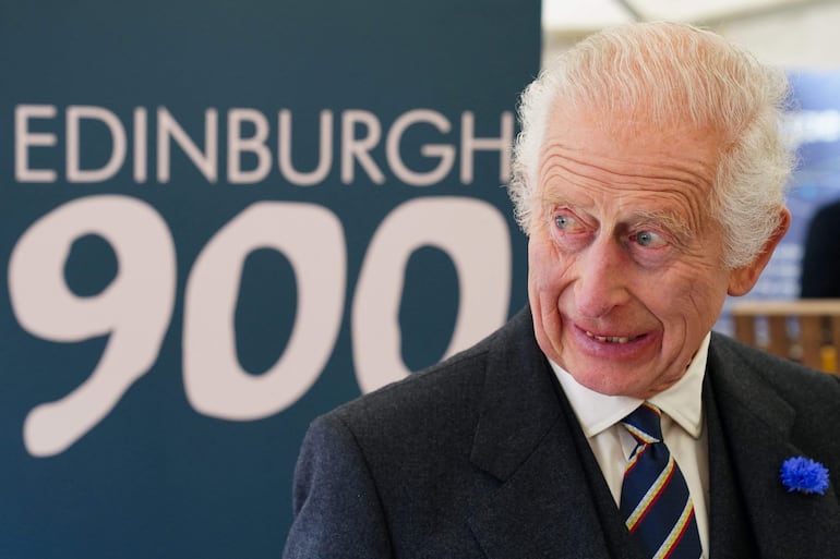 El rey Carlos III de Gran Bretaña, muy sonriente durante la celebración del 900 aniversario de la ciudad de Edimburgo en el Castillo de Edimburgo. (Jane Barlow / POOL / AFP)