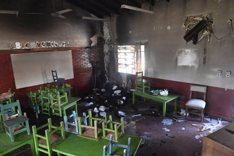 Una de las aulas incendiadas en la Escuela San Francisco de Asís de Ñemby.