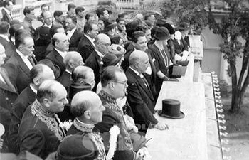 El presidente Eusebio Ayala y miembros de su gabinete saludan a la multitud desde el balcón del Palacio de López el 12 de junio de 1935, con motivo de la Paz del Chaco.