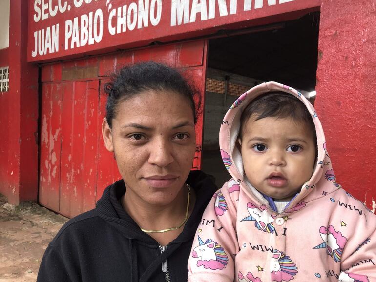 Simone Do Nascimento con su hija Noa Aithana.