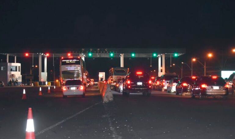 El puesto de peaje de Ypacaraí, en la ruta PY02, registró un intenso movimiento de vehículos procedentes del interior del país como parte del operativo retorno tras el largo fin de semana.