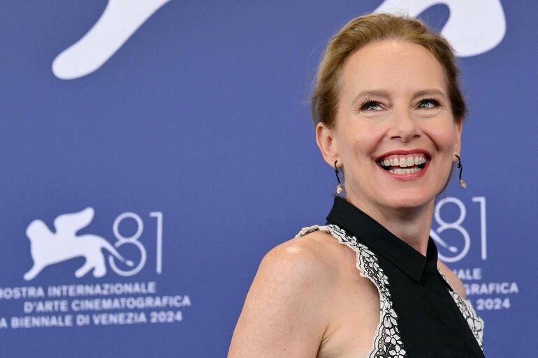 La actriz Amy Ryan llegando sonriente a la 81 edición del Festival Internacional de Venecia. (Alberto PIZZOLI / AFP)