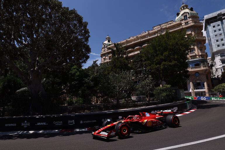 El Ferrari del piloto monegasco Charles Leclerc en la sesión de ensayo libre del Gran Premio de Mónaco, la octava fecha del Mundial 2024 de la Fórmula 1, en el circuito callejero de Mónaco. 