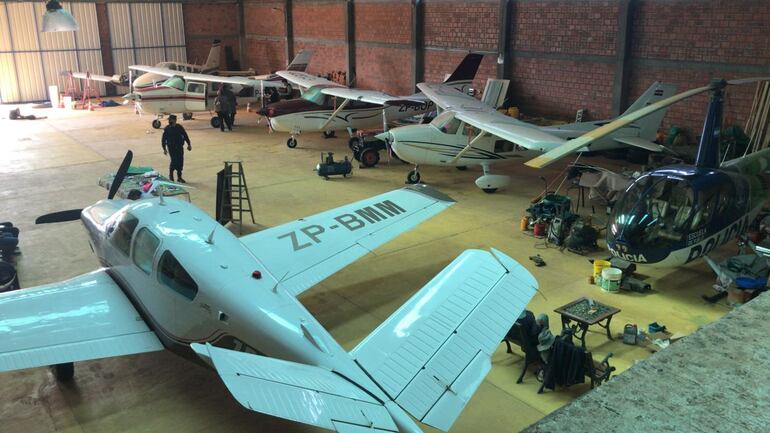 Las aeronaves que estaban guardadas en el hangar de Arrayán, en Areguá. Entre ellas, las de Tío Rico.