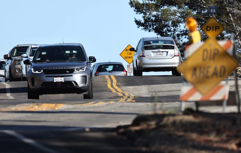 En Rancho Palos Verdes, California, los deslizamientos de tierra han empeorado, causando cortes de energía a más de 200 hogares. El gobernador de California ha declarado estado de emergencia.