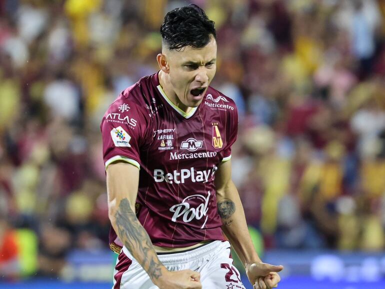 El paraguayo Gustavo Ramírez, futbolista de Deportes Tolima, celebra un gol en el partido frente a Atlético Nacional en la final de ida del torneo Finalización 2024, en el estadio Murillo Toro, en Ibagué, Colombia.