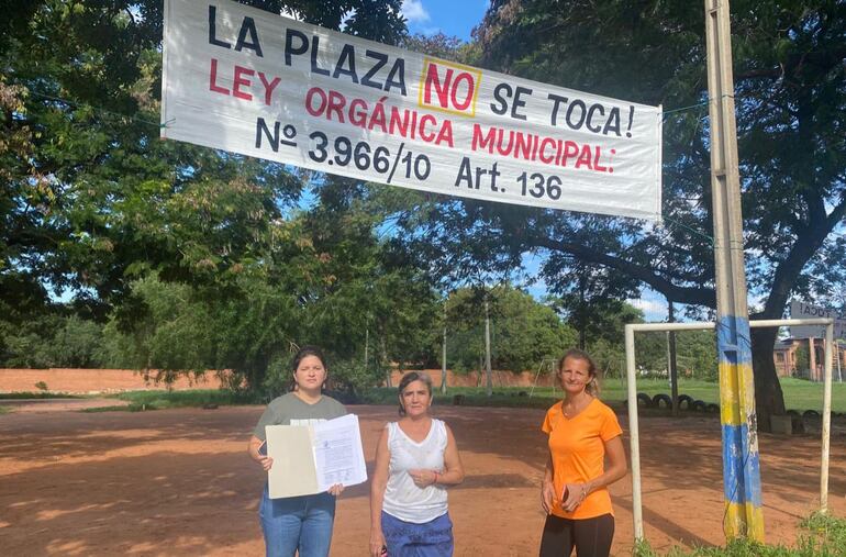 Vecinas en defensa de la Plaza San Isidro-Luque.