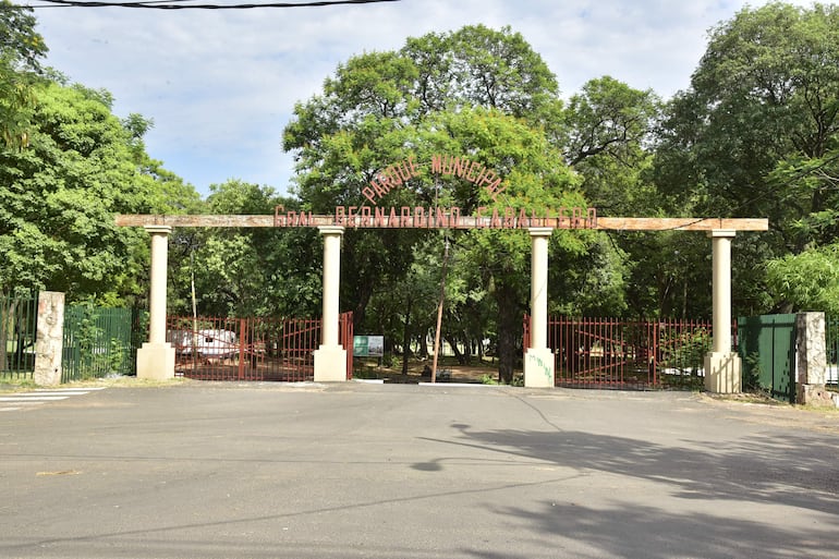 La renovada fachada de uno de los accesos al Parque Caballero. Detrás de la limpieza del frente, se esconden los mismos problemas de siempre.