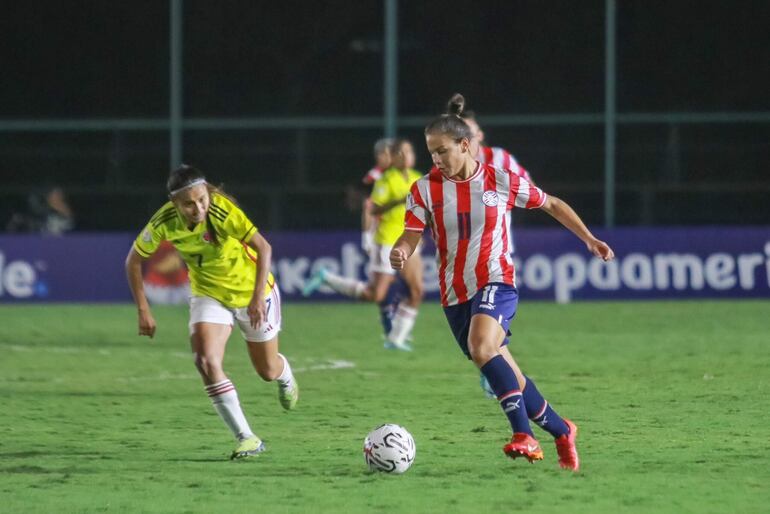 La atacante albirroja Claudia Martínez avanza con el balón ante la marca de Isabella Díaz. (Foto: APF)