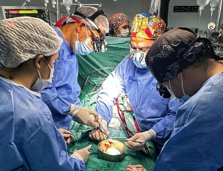 El paciente llevaba esperando más de un año por un donante, hasta que en la tarde de ayer se confirmó la existencia de uno que era compatible con él, posteriormente se procedió al trasplante en el Instituto Nacional de Cardiología.