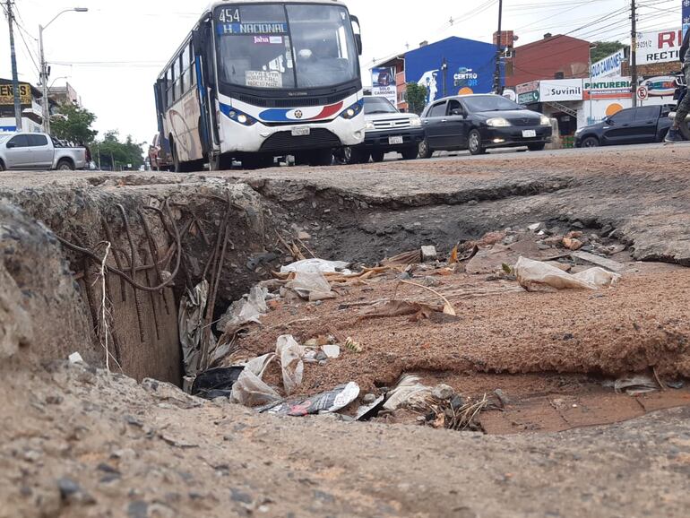 La falta de buenos desagües pluviales ha repercutivo en el comercio de la zona, tras el proyecto del metrobús.