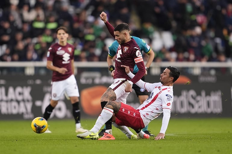 Antonio Sanabria en acción en el partido que Torino empató ayer de local 1-1 frente a Monza.