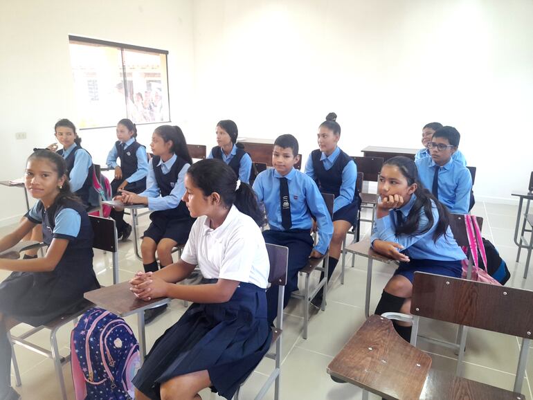 Los estudiantes de la escuela San Miguel también tienen aulas climatizadas.